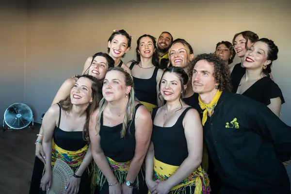 A group photo backstage, before going out to the circle